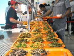 出租厂里食堂300来人，食堂跟超市